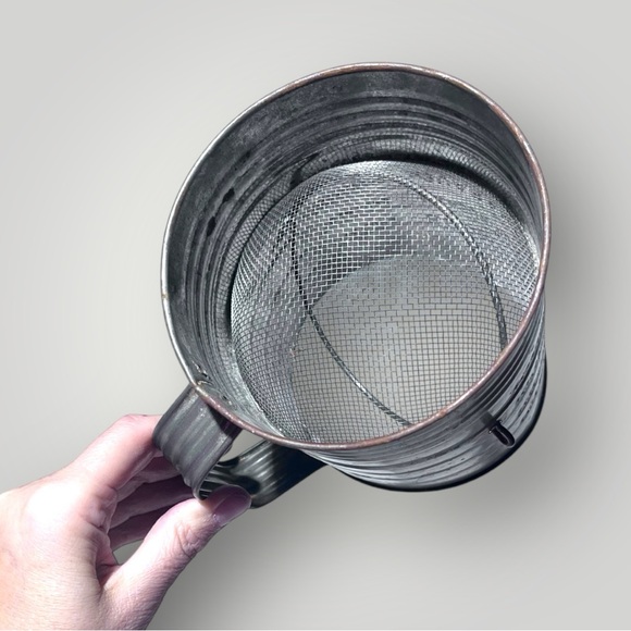 Antique Bromwell Measuring Sifter - 5 Cups - Picture 12 of 14